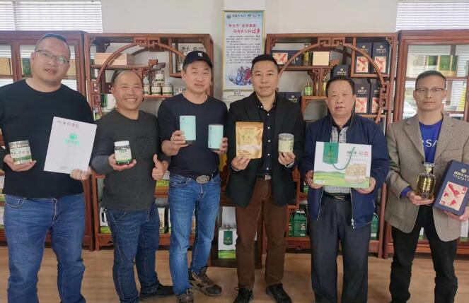 中華金廚、中國(guó)烹飪大師黃熾華師傅和“華家班”秘書(shū)處成員一行蒞臨粵森指導(dǎo)牛大力菜品研究與開(kāi)發(fā)工作。